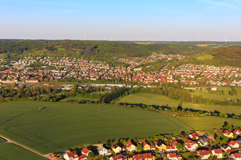 Ortsansicht aus Westen am Morgen im Taubertal im Ortsteil Lauda in Lauda-Königshofen im Bundesland Baden-Württemberg, Deutschland
