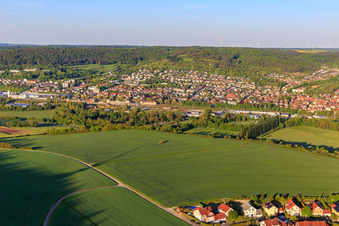 Ortsansicht aus Nordwesten am Morgen im Taubertal im Ortsteil Lauda in Lauda-Königshofen im Bundesland Baden-Württemberg, Deutschland