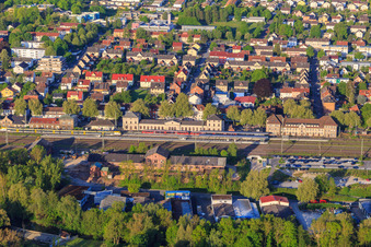 Bahnhof aus Westen im Ortsteil Lauda in Lauda-Königshofen im Bundesland Baden-Württemberg, Deutschland