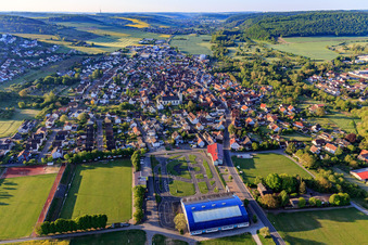 Ortsansicht aus Norden am Morgen im Taubertal im Ortsteil Königshofen in Lauda-Königshofen im Bundesland Baden-Württemberg, Deutschland