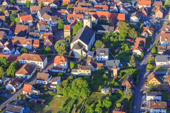 Kirche St. Mauritius von Osten im Ortsteil Königshofen in Lauda-Königshofen im Bundesland Baden-Württemberg, Deutschland