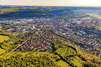 Stadtansicht im Taubertal am Morgen aus Südwesten in Bad Mergentheim im Bundesland Baden-Württemberg, Deutschland