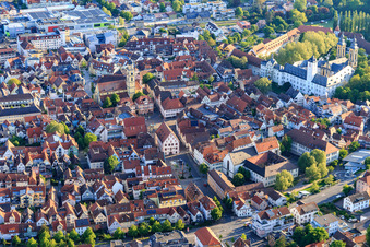 Altstadt mit Altes Rathaus, Marktplatz, Zwillingshäuser und Münster St. Johannes in Bad Mergentheim im Bundesland Baden-Württemberg, Deutschland