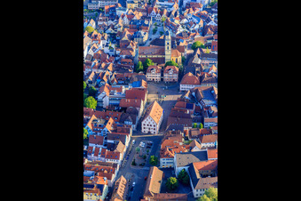 Luftaufnahme von Altstadt mit Altes Rathaus, Marktplatz, Zwillingshäuser und Münster St. Johannes in Bad Mergentheim im Bundesland Baden-Württemberg, Deutschland