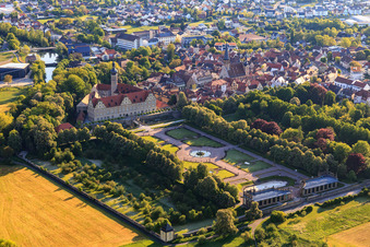 Luftbild von Schloss und Schlossgarten Weikersheim (Schloss des Grafen Wolfgang von Hohenlohe aus dem 17. Jh. mit prachtvollem Rittersaal und Garten mit Statuen.) im Bundesland Baden-Württemberg, Deutschland