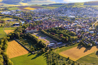 Schrägluftbild von Schloss und Schlossgarten Weikersheim (Schloss des Grafen Wolfgang von Hohenlohe aus dem 17. Jh. mit prachtvollem Rittersaal und Garten mit Statuen.) im Bundesland Baden-Württemberg, Deutschland