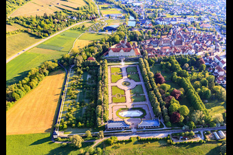 Schloss und Schlossgarten Weikersheim (Schloss des Grafen Wolfgang von Hohenlohe aus dem 17. Jh. mit prachtvollem Rittersaal und Garten mit Statuen.) im Bundesland Baden-Württemberg, Deutschland aus der Luft