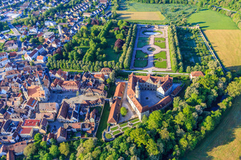 Schloss und Altstadt mit Stadtkirche St. Georg am Marktplatz, Schlossverwaltung Weikersheim am Schlossplatz im Bundesland Baden-Württemberg, Deutschland