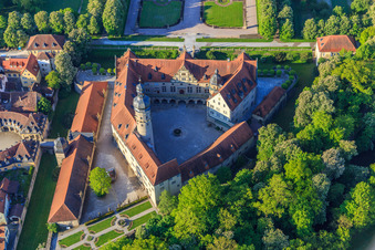 Luftbild von Schloss Weikersheim mit Rosengarten, Alchemie- und Hexengarten im Bundesland Baden-Württemberg, Deutschland