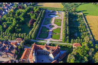 Schlossgarten Weikersheim (Schloss des Grafen Wolfgang von Hohenlohe aus dem 17. Jh. mit prachtvollem Rittersaal und Garten mit Statuen.) im Bundesland Baden-Württemberg, Deutschland