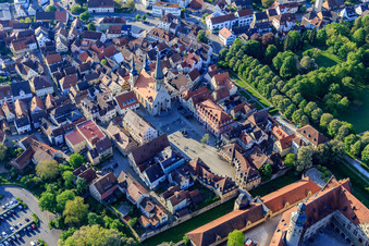 Altstadt mit Stadtkirche St. Georg am Marktplatz, Schlossverwaltung Weikersheim am Schlossplatz im Bundesland Baden-Württemberg, Deutschland von oben