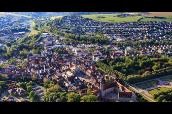 Ortsübersicht aus Westen am Morgen mit Schluss und Marktplatz in Weikersheim im Bundesland Baden-Württemberg, Deutschland