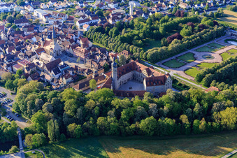Luftbild von Ortsansicht aus Westen am Morgen mit Schluss und Marktplatz in Weikersheim im Bundesland Baden-Württemberg, Deutschland
