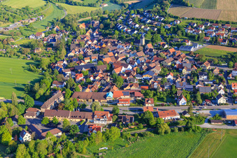 Ortsansicht im Taubertal am Morgen aus Süden im Ortsteil Schäftersheim in Weikersheim im Bundesland Baden-Württemberg, Deutschland