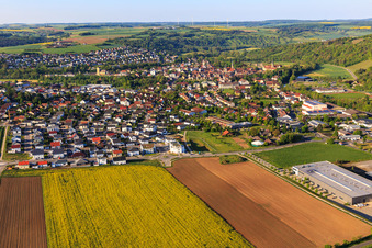 Ortsübersicht im Taubertal am Morgen aus Norden in Weikersheim im Bundesland Baden-Württemberg, Deutschland