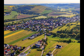 Dorfansicht im lieblichen Taubertal aus Südwesten am Morgen in Tauberrettersheim im Bundesland Bayern, Deutschland