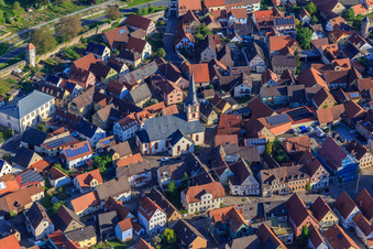 Kirche St. Kilian im Dorfzentrum in Röttingen im Bundesland Bayern, Deutschland
