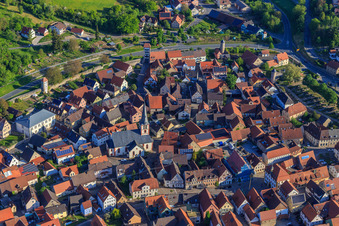 Luftbild von Kirche St. Kilian im Dorfzentrum in Röttingen im Bundesland Bayern, Deutschland