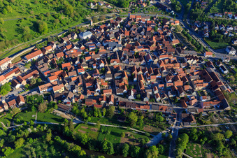 Stadtmauer, Altstadt und Marktplatz aus Süden in Röttingen im Bundesland Bayern, Deutschland