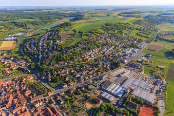 Dorfübersicht im lieblichen Taubertal aus Südosten am Morgen in Röttingen im Bundesland Bayern, Deutschland