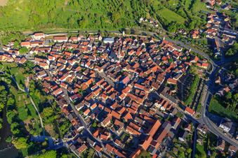 Stadtmauer, Altstadt und Marktplatz aus Osten in Röttingen im Bundesland Bayern, Deutschland