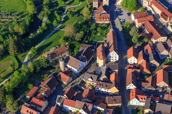 Julius-Echter-Stift und Mühlenturm an der Stadtmauer in Röttingen im Bundesland Bayern, Deutschland