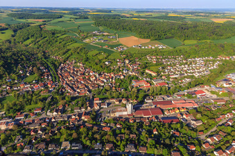 Ortsübersicht im Taubertal aus Nordosten am Morgen in Creglingen im Bundesland Baden-Württemberg, Deutschland