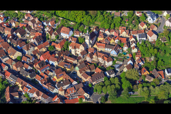 Altstadt aus Nordosten am Morgen mit Schlosserturm, Romschlössle, Kirche St. Peter und Paul und Tauberturm in Creglingen im Bundesland Baden-Württemberg, Deutschland