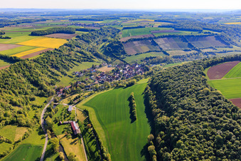 Dorfübersicht im lieblichen Taubertal mit Weinberg Tauberzell am Morgen aus Westen in Adelshofen im Bundesland Bayern, Deutschland