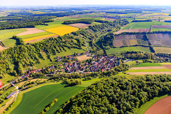 Dorfübersicht im lieblichen Taubertal mit Weinberg Tauberzell am Morgen aus Südwesten in Adelshofen im Bundesland Bayern, Deutschland