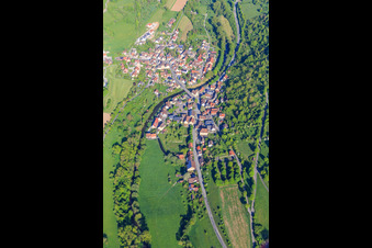 Dorfansicht im lieblichen Tauberta am Morgen aus Südosten im Ortsteil Archshofen in Creglingen im Bundesland Baden-Württemberg, Deutschland