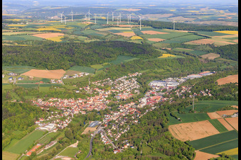 Ortsübersicht im lieblichen Taubertal am Morgen aus Südosten in Creglingen im Bundesland Baden-Württemberg, Deutschland