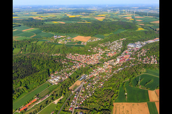 Luftaufnahme von Ortsübersicht im lieblichen Taubertal am Morgen aus Südosten in Creglingen im Bundesland Baden-Württemberg, Deutschland