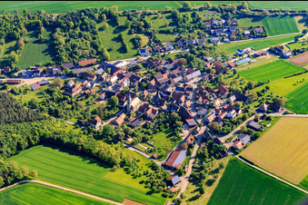 Dorfübersicht am Morgen aus Südwesten im Ortsteil Reinsbronn in Creglingen im Bundesland Baden-Württemberg, Deutschland