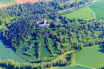 Luftaufnahme von Burg Brauneck mit Photovoltaikdach im Ortsteil Niedersteinach in Creglingen im Bundesland Baden-Württemberg, Deutschland