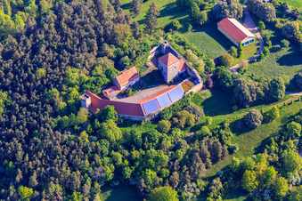 Schrägluftbild von Burg Brauneck mit Photovoltaikdach im Ortsteil Niedersteinach in Creglingen im Bundesland Baden-Württemberg, Deutschland