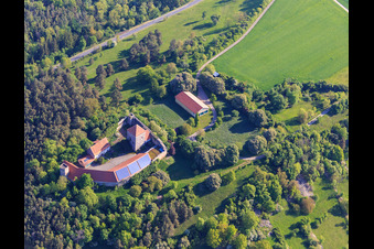 Burg Brauneck mit Photovoltaikdach im Ortsteil Niedersteinach in Creglingen im Bundesland Baden-Württemberg, Deutschland von oben