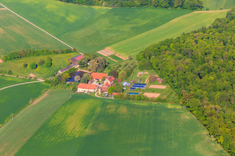 Louisgarde Demeter Hof mi Teich im Ortsteil Nassau in Weikersheim im Bundesland Baden-Württemberg, Deutschland