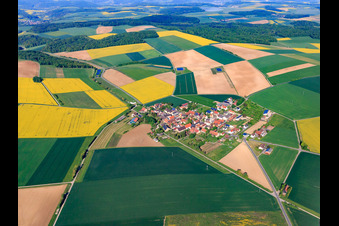 Dorfübersicht am Morgen aus Südosten im Ortsteil Oesfeld in Bütthard im Bundesland Bayern, Deutschland