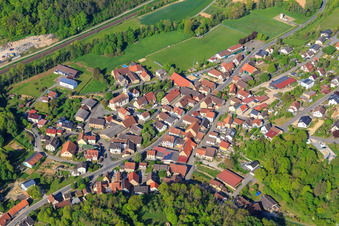 Dorfansicht mit Kirche St. Margaretha im Ortsteil Zimmern in Grünsfeld im Bundesland Baden-Württemberg, Deutschland