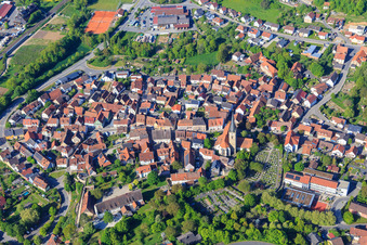 Ortsübersicht mit Kirche St. Peter und Paul in Grünsfeld im Bundesland Baden-Württemberg, Deutschland