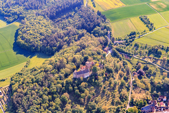 Burg und Burgpark Gamburg in Werbach im Bundesland Baden-Württemberg, Deutschland aus der Vogelperspektive