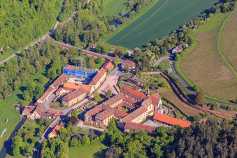 Luftbild von Hotel Kloster Bronnbach mit Abteigarten,  Abteikirche Mariä Himmelfahrt und Missionare d. Heiligen Familie Kloster Bronnbach aus Süden in Wertheim im Bundesland Baden-Württemberg, Deutschland