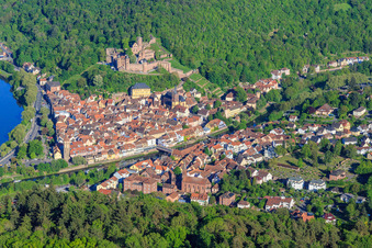 Schloss Burg Wertheim über der Altstadt mit Main und Tauber im Bundesland Baden-Württemberg, Deutschland