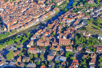 Altstadt mit Tauberbrücke und Kirche St. Venantius in Wertheim im Bundesland Baden-Württemberg, Deutschland