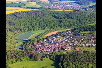 Ortsansicht aus Westen im lieblichen Taubertal im Ortsteil Waldenhausen in Wertheim im Bundesland Baden-Württemberg, Deutschland