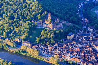 Schloss Burg Wertheim über der Altstadt am Main im Bundesland Baden-Württemberg, Deutschland