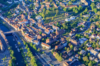 Bahnhof und Tauberbrücke und Kirche St. Venantius in Wertheim im Bundesland Baden-Württemberg, Deutschland