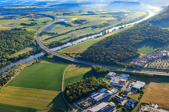 Verlauf der Autobahn A3 über den Main im Ortsteil Bettingen in Wertheim im Bundesland Baden-Württemberg, Deutschland