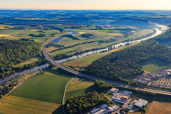 Luftbild von Verlauf der Autobahn A3 über den Main im Ortsteil Bettingen in Wertheim im Bundesland Baden-Württemberg, Deutschland